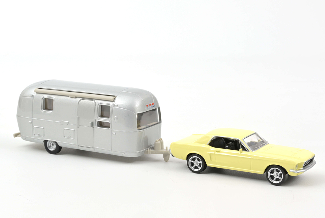 Ford Mustang coupé + caravane Airstream
