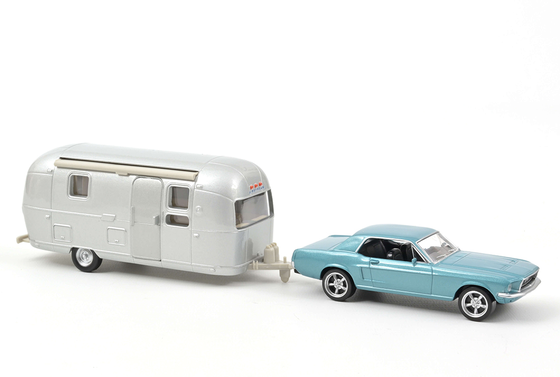 Ford Mustang coupé + caravane Airstream
